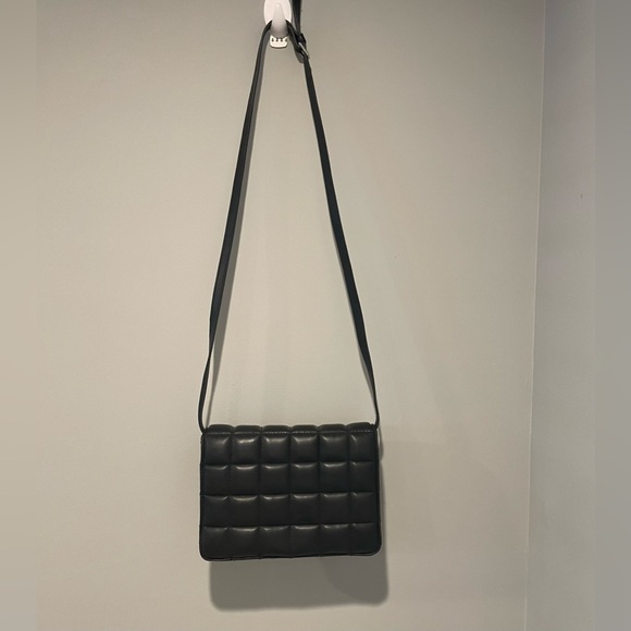 H&M Quilted Cushioned Crossbody Bag. Used Once. Excellent Condition.🩵 - Picture 3 of 4